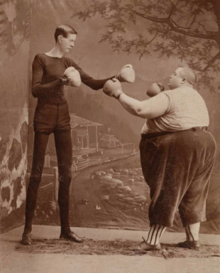 Los boxeadores de circo George Moore "el esqueleto viviente" y Fred Howe "el gordo" (1897)