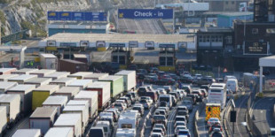 Miles de transportistas europeos atrapados desde hace más de 24 horas en Reino Unido