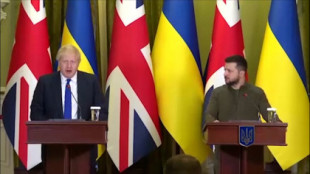 Boris Johnson se reúne por sorpresa con Zelenski en Kiev y le ofrece 120 blindados y misiles antibuque