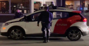 Un taxi autónomo de GM Cruise es detenido por la policía en San Francisco sin que haya humanos y se da a la fuga [ENG]