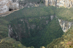 Xiaozhai Tiankeng, el pozo más grande y profundo del mundo bajo el que sobrevive un bosque subterráneo