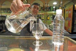 Una nueva ley obliga a la hostelería a ofrecer agua del grifo gratuita a todos sus clientes desde el pasado domingo