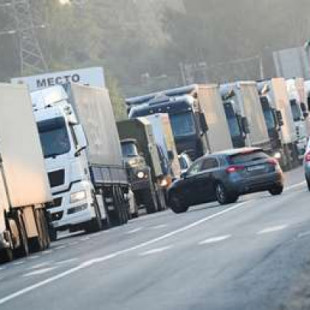 Miles de camiones rusos y bielorrusos están atrapados en las fronteras europeas
