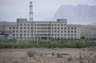 "Siempre atentos y vigilando": Un ex prisionero de Xinjiang describe la vida en los campos de detención de China [ENG]