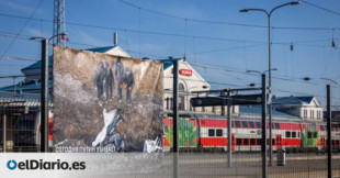 La estación de tren lituana que recibe a los viajeros rusos con imágenes de crímenes de guerra