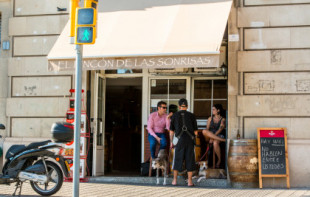 El dueño de una cafetería quita el cartel de «No hay Wifi, hablen entre ustedes» tras oír las tonterías que dice la gente