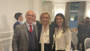 Olona se fotografía con Le Pen en la noche electoral y deja claro sus referentes antes de las andaluzas