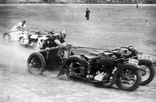 Fotos antiguas de motociclistas temerarios compitiendo en carros de motocicletas, 1920-1930 (eng)