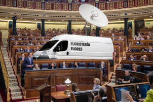 La furgoneta de una floristería con una enorme antena parabólica, aparcada en medio del Congreso mientras Sánchez niega los supuestos casos de espionaje