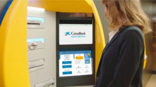 Caixabank y Santander informan de las nuevas comisiones a partir del 30 de abril