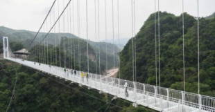 Vietnam inaugura el puente de cristal más largo del mundo