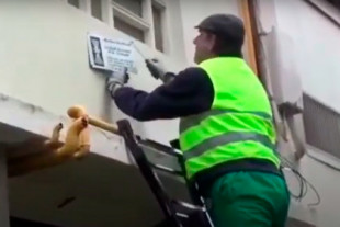 Dos antifascistas a juicio por retirar placas de Falange de las fachadas