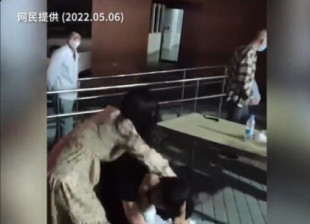 Un vídeo impactante muestra a los trabajadores de la planta de MacBook de China huyendo de las restricciones de COVID, choca con guardias (ENG)