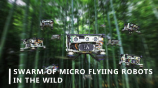 Drones que vuelan en formación como un enjambre, persiguiendo objetivos y evitando obstáculos sin problemas