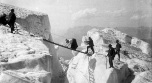Mujeres montañeras de la época victoriana escalando picos y montañas con faldas largas