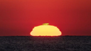 Coy logra "cazar" el fugaz rayo verde sobre el sol en la costa alicantina
