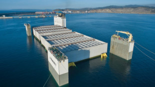 El buque de carga más grande del mundo recoge los cajones de hormigón construidos por Acciona en La Coruña