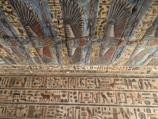 Revelan el color original y nuevas inscripciones en el templo de Esna en Egipto