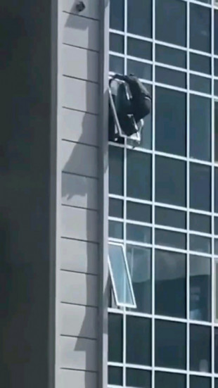 Este hombre sale por la ventana de un octavo piso para salvar a una niña de 3 años