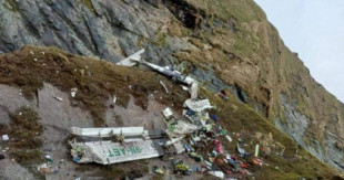 Localizan 14 cadáveres tras el accidente de un avión en Nepal con 22 personas a bordo