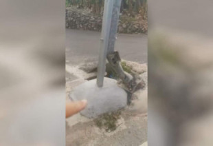 Surrealista reparación de una farola en La Gomera: “Es más fácil ponerle una viga y hormigonarla que cambiarla”