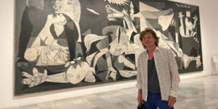 El Reina Sofía responde a las críticas por la foto de Mick Jagger junto al Guernica que prohíben sus normas