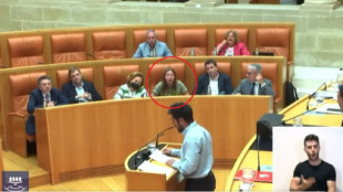 A un consejero del PSOE le llaman "maricón", él lo denuncia y una del PP le hace este gesto