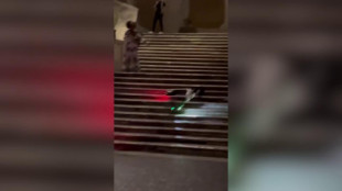 Una turista estadounidense lanza un patinete por la escalinata Plaza de España de Roma causando daños por valor de 25.000 euros [ITA]