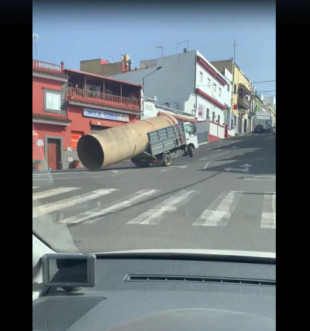 Un camionero la lía al intentar transportar una tubería gigante