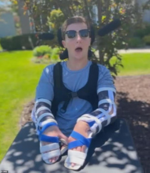 Danny Santulli, de 19 años, está ciego, en silla de ruedas y no puede hablar tras una brutal novatada que le causó daños cerebrales