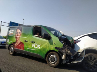 La furgoneta de Vox se ha comido un Tesla por detrás": así ha sido el accidente más viral de la campaña electoral andaluza