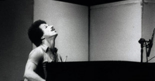 Un piano mal afinado y la magia de Keith Jarrett: la increíble historia del mítico “The Köln Concert”