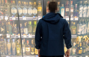 Los españoles, incapaces de iniciar la revolución porque las botellas de alcohol del supermercado con las que hacer cócteles molotov están en una vitrina con llave