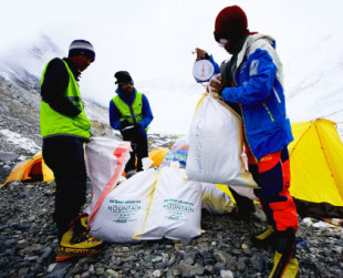 El ejército de Nepal retira casi 34 toneladas de basura de los ochomiles