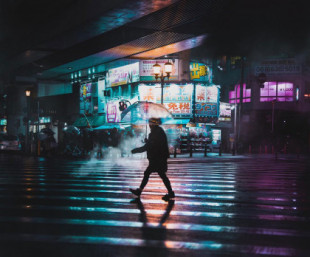 "Transmetropolitan”: la fotógrafa Omi Kim explora las calles de neón del Japón ciberpunk