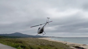 Un helicóptero privado aterriza en Xuño, zona Red Natura 2000, para tomarse unas cañas