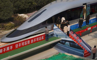China estrena un tren 'flotante' que puede viajar a 620 kilómetros por hora