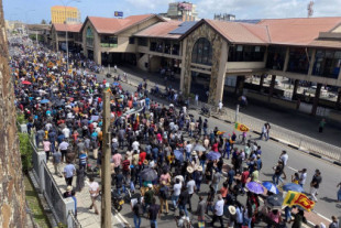 Manifestantes prenden fuego a la residencia oficial del dimitido primer ministro de Sri Lanka