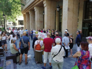 Protesta frente al Ayuntamiento de Albacete por la cesión de un solar a la iglesia