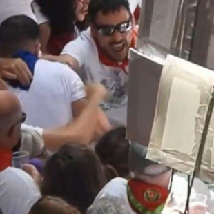 VÍDEO: Secuencia íntegra de la agresión a un policía municipal en la procesión de San Fermín
