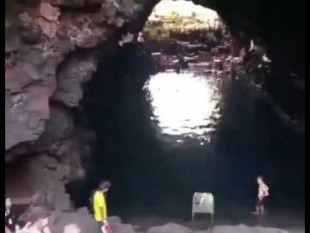 Varios turistas se dan un baño prohibido en el lago de Los Jameos del Agua