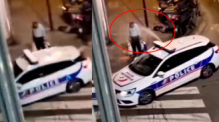 Policías franceses rocían desde el coche gas lacrimógeno a un hombre y huyen