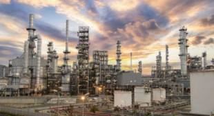 La edad de oro de las refinerías: el negocio para unos es la sed de combustible para otros