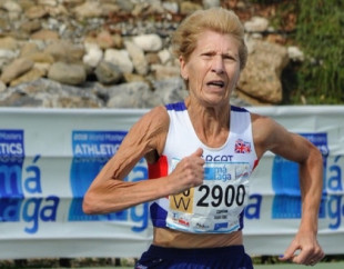 Angela Copson, la atleta de 75 años que es capaz de bajar de 4 minutos el kilómetro