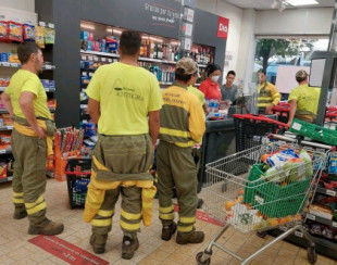 El conmovedor gesto de la cajera de un supermercado zamorano con una brigada exhausta que lucha contra el fuego