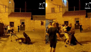 Arrastran y zarandean a un toro en las fiestas de Albarracín