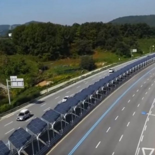 El carril bici cubierto de paneles solares en medio de una carretera de Corea del Sur