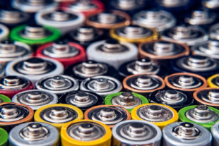Un inventor de 91 años patenta un dispositivo "low cost" para alargar la vida de las baterías un 30%