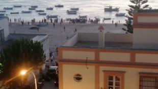 Vídeo: Un grupo de personas arrebata parte de un alijo de droga a Vigilancia Aduanera en una playa de Sanlúcar