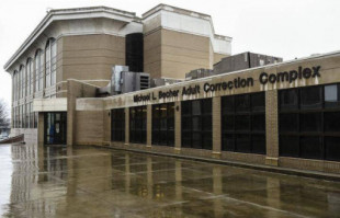 Demandan a guardia de una prisión en Indiana (EE.UU.) que permitió agresiones sexuales en masa por un pago de 1.000 $